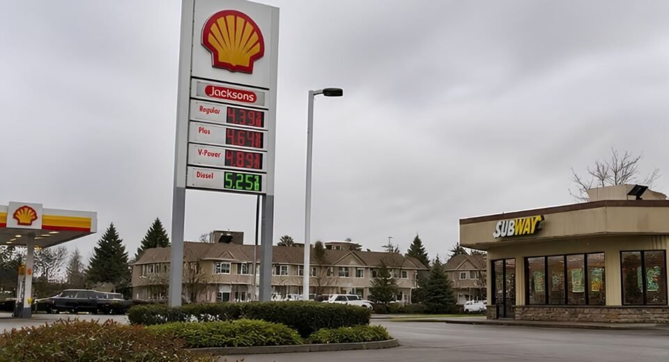 US Gas Prices Surge Past in Oregon as Middle East Tensions Squeeze Global Oil Markets US Gas Prices Surge Past in Oregon as Middle East Tensions Squeeze Global Oil Markets